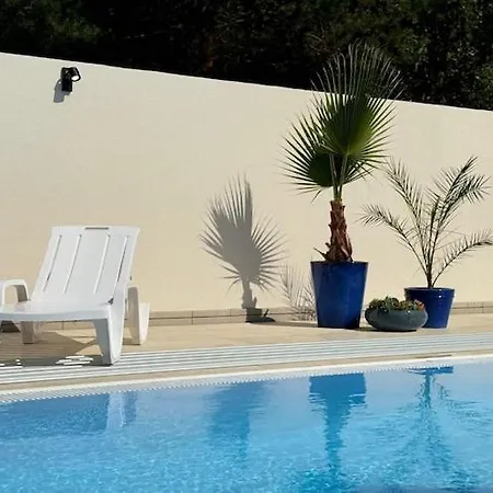 Hébergement de vacances Comfortable, Two-story Home, Summer Pool *