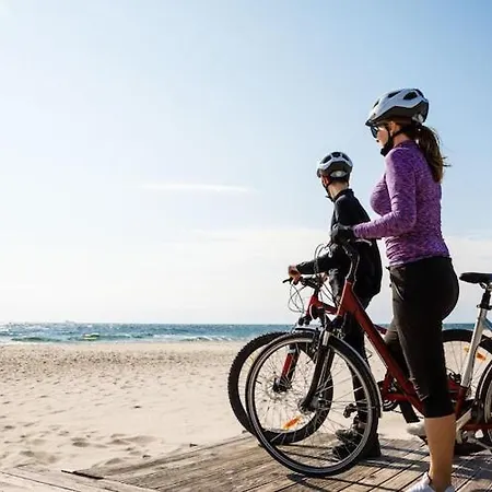 Hébergement de vacances Comfortable, Two-story Home, Summer Pool