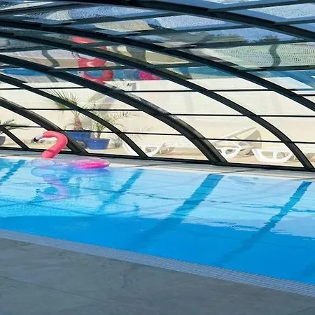 Comfortable, Two-story Home, Summer Pool Hébergement de vacances *