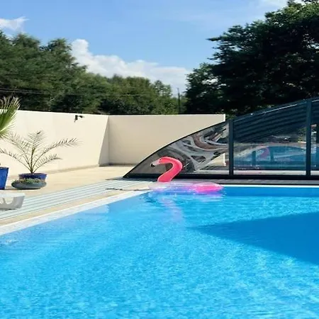 Hébergement de vacances Comfortable, Two-story Home, Summer Pool *