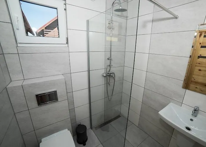 Comfortable, Two-story Home, Summer Pool Holiday home *