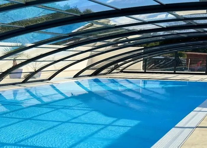 Comfortable, Two-story Home, Summer Pool Holiday home *